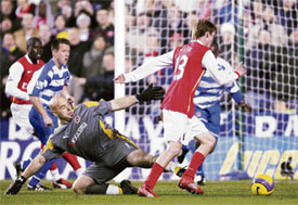 Arsenal's Alexander Hleb (R) prepares to shoot past Reading�s goalkeeper Marcus Hahnemann (C) to score their second goal during the Premiership match at Reading on Monday.