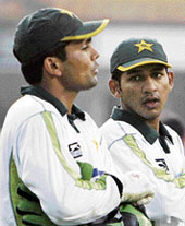 Pakistan wicketkeeper Kamran Akmal (L) chats with additional wicketkeeper Sarfraz Ahmed during a training session at the Captain Roop Singh Stadium in Gwalior.