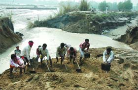 Farmers making an attempt to plug the breach in Bathinda