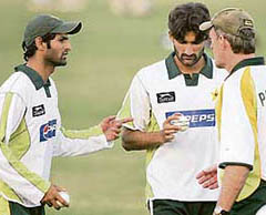 Pakistan captain Shoaib Malik (L) with team-mate Sohail Tanvir (C) and coach Geoff Lawson during a training session at the Sawai Mansingh Stadium in Jaipur on Saturday.