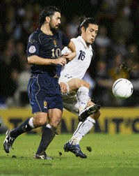 Italy�s midfielder Mauro German Camoranesi (R) challenges Scotland�s midfielder Scott Brown for the ball during their Euro 2008 group B qualifying match in Glasgow on Saturday.