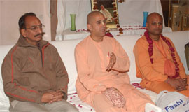 Temple in charge Swami Inderanuj addresses the mediapersons in Amritsar on Friday.