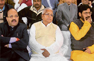 Samajwadi Party�s Amar Singh (L) and Lalu Yadav (C) at the inauguration ceremony of the ICL tourney.