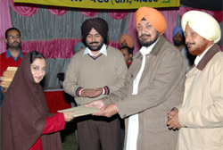 Activists of Lok Kala Kendra, Abohar, honouring a Pakistani artiste