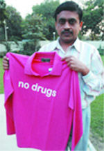 DIG Jitendra Jain show the �no drugs� slogan shirt in Bathinda