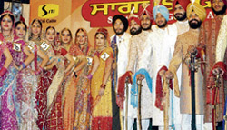 Ishmeet, Star Voice of India winner, stands with the participants of Saga 2007 in Amritsar