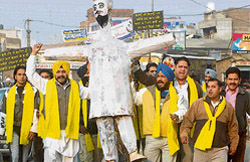 Shaheed Bhagat Singh Welfare Club members burn the effigy of SAD(A) president Simranjit Singh Mann in Amritsar 