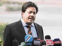 BCCI vice-president Rajiv Shukla addresses the media on the issue of Vengsarkar�s resignation, in New Delhi on Monday. 