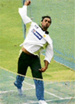 Shoaib Akhtar bowls during a practice session at the Chinnaswamy Stadium in Bangalore on Thursday. The third and final Test between India and Pakistan