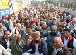 Congress workers staging protest at Muktsar on Thursday.