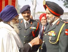 Lieutenant-General R.S. Sujlana speaking to a war veteran on Vijay Diwas in Bathinda on Sunday. 