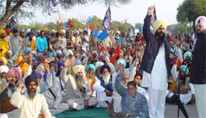 Members of Agni Kand Insaaf Dewao Action Committee raising slogan outside the DSP office in Talwandi Sabo on Wednesday.