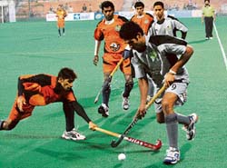 Damandeep Singh (R) of Orissa Steelers is tackled by a Bangalore Hi-Fliers player during the PHL match.