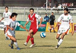 Baljeet Singh (C) of JCT battles it out with Denzil Franco and Rajesh Meetei of Sporting Clube de Goa in the seventh round match of the I-League played at Guru Nanak Stadium, Ludhiana, on Sunday. 