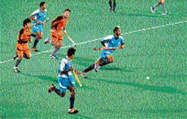 Sardara Singh (right) of Hyderabad Sultans in action during the PHL match against Bangalore Hi-Fliers at the Sector 42 Hockey Stadium in Chandigarh on Thursday.