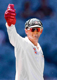 Adam Gilchrist acknowledges the crowd after breaking Ian Healy�s record for most Test dismissals