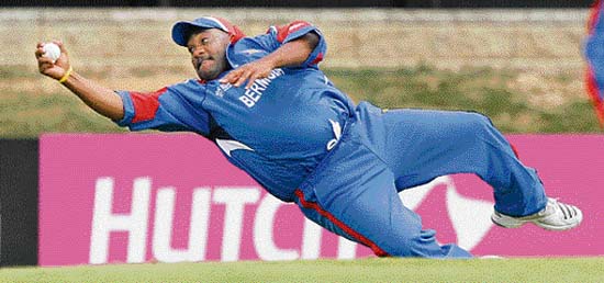 FIt as a fiddle: Bermudan policeman Dwayne Leverock, weighing about 120 kg, pulled off a stunning one-handed <p>catch to dismiss India�s Robin Uthappa in the ODI World Cup. � AFP, Reuters photos