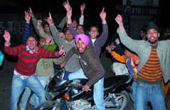 The way may be different but the end is common. While girls preferred SMS and phone calls to say Happy New Year, boys tried to convey the message in a more vocal way. 