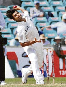 RP Singh bowls during the second Test in Sydney