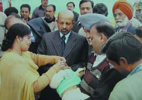 DGM, State Bank of Patiala, M.K.Mehta and other staff during the pulse polio campaign in Bathinda on Tuesday. 