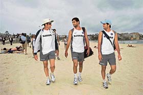 Anil Kumble (L) walks with teammates along Sydney's Bondi Beach