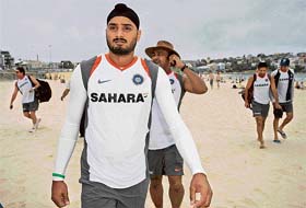 Harbhajan joins team mates for a walk along Sydney�s Bondi Beach