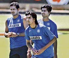 Ishant Sharma (C) gets ready to bowl as Irfan Pathan (L) and Rudra Pratap Singh wait for their turn during a training session at the WACA stadium in Perth on Tuesday.