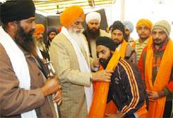 Jathedar Balwant Singh Nandgarh honouring the Sikhs who were released on bail at Gurdwara Quila Mubarik Sahib