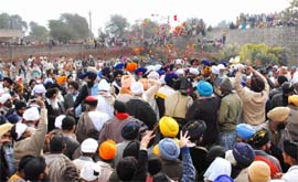 A large crowd gathered to pay last respects to Sant Tirath at Goniana Mandi. 