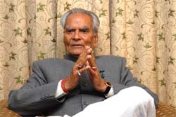 Former vice-president of India, Bhairon Singh Shekhawat, interacting with the press in Bathinda on Thursday. 
