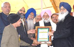 Members of Arhtiya Association honouring CM Parkash Singh Badal in Moga 