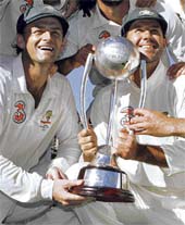 Adam Gilchrist (L) and Ricky Ponting hold the Border-Gavaskar Trophy after Australia beat India 2-1 in the four-Test series on Monday.