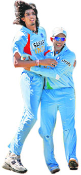 Ishant (L) celebrates the wicket of Ponting with Uthappa.