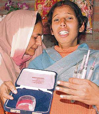 Victim Amarjit Kaur shows drug injections and empty jewellery boxes.
