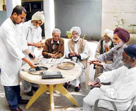 Sanjay Bhai imparts training to make agarbatti to inmates of Shiv Shankar Birdh Ashram at Sangrur on Wednesday.