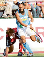 Chile�s Matias Vogel and India�s Rajpal Singh (R) fight for the ball during their Men�s World Hockey Olympic Qualifier match in Santiago