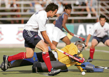 Great Britain�s Rob Moore (L) eludes India�s goalie Baljit Singh on Sunday during their match for the World Hockey Olympic Qualifying Tournament in Santiago.