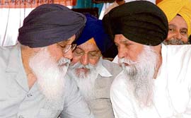 Chief Minister Parkash Singh Badal shares views with Capt Kanwaljit Singh and SGPC president Avtar Singh