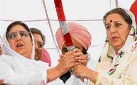 Leader of Opposition Rajinder Kaur Bhattal presents a sword to Ambika Soni, tourism and cultural minister, at a political conference on the occasion of Hola Mohalla in Anandpur Sahib on Friday