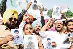 Dalbir Kaur, sister of Sarabjit Singh, along with members of all religions, at a protest march in Amritsar