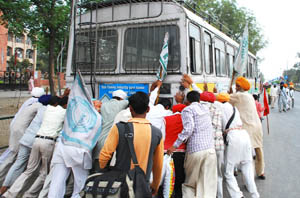 Far from the fast lives of metropolitans, the men in Bathinda did not mind helping the driver of the bus along with its passengers to reach their destinations well on time. 