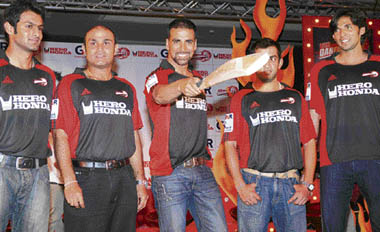 Indian cricketer and captain of IPL's Delhi Daredevils team Virender Sehwag (L) poses with Bollywood Actor Akshay Kumar (M), teammates and Pakistani cricketers Shoaib Malik (L), Mohammad Asif (R) and Gautam Gambhir (2nd-R) during a press meet in New Delhi on Monday. 