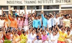 ITI students raising slogans against the privatisation of the ITI in Bathinda