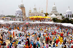 To pay obeisance, devotees thronged the Takht Damdama Sahib, Talwandi Sabo, in Bathinda