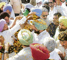 Former Chief Minister Amarinder Singh being welcomed in the Beas constituency in the Majha region on Sunday.