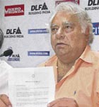 Farokh Engineer with the copy of complaint lodged by Kings XI Punjab against Harbhajan Singh on Saturday.
