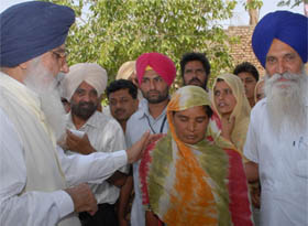 Chief Minister Parkash Singh Badal on Saturday consoles a woman whose mother was burnt alive in a devastating fire in the fields at Tharajwala village in Muktsar district earlier this week