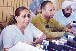 Sarabjit Singh�s sister Dalbir Kaur addresses a press conference in Jalandhar 