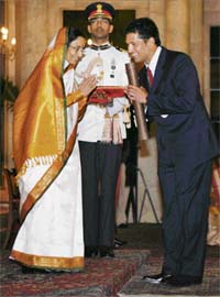 President Pratibha Patil presents the Padma Vibhushan to Sachin Tendulkar during a function at Rashtrapati Bhawan in New Delhi