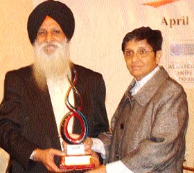 NRI Raghbir Singh Bains receives the Lifetime Achievement Award-2007 from former IPS officer Kiran Bedi at a function held in Ontario, Canada
